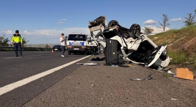 Hafif ticari araç otomobille çarpıştı: 3 ölü, 5 yaralı