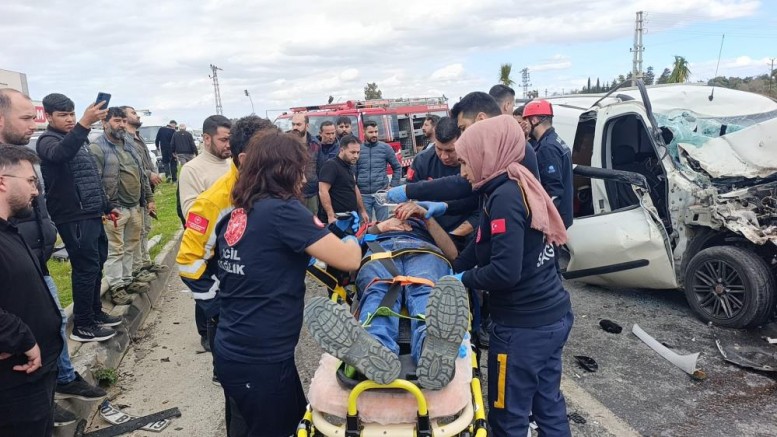 Hafif ticari aracın çarptığı midibüs devrildi: 7 yaralı