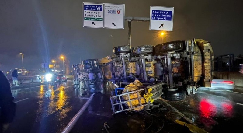 Hafriyat kamyonu bariyere çarparak devrildi: 2 yaralı