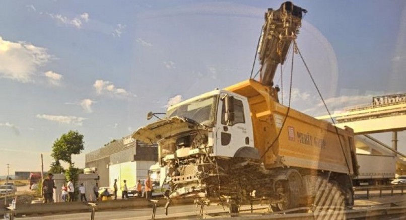 Hafriyat kamyonu refüje girdi, trafik felç oldu