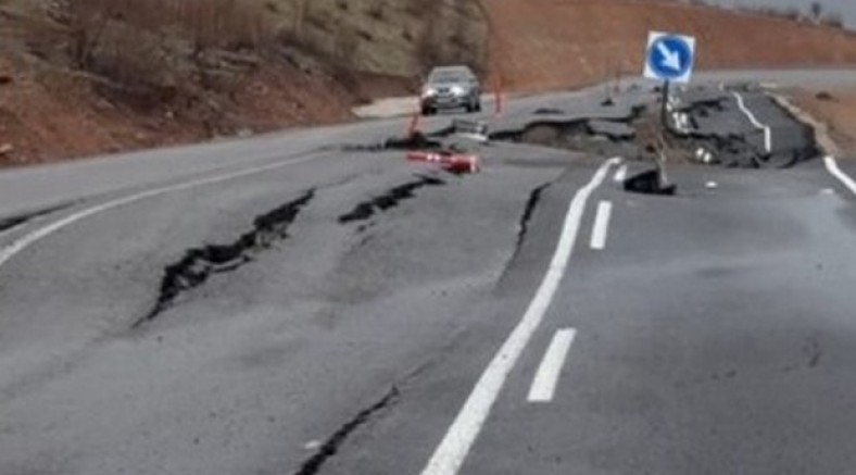 Hakkari'de yeni yapılan sınır yolu çökmeye başladı