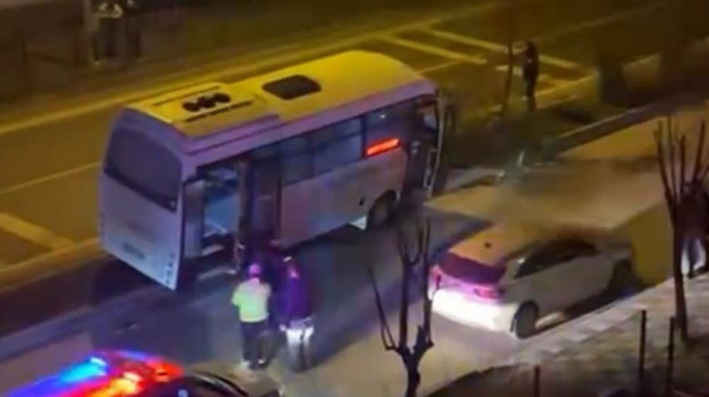 Halk otobüsü ağaca çarparak durabildi