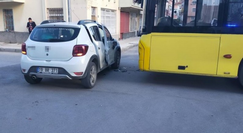 Halk otobüsü ile otomobil çarpıştı: 4 yaralı