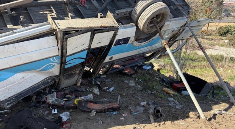 Halk otobüsü köprü direğine çarptı: 5 ölü, 15 yaralı