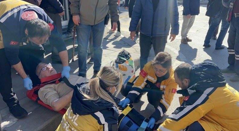 Halk otobüsü yayaya çarptı: 8 yaralı