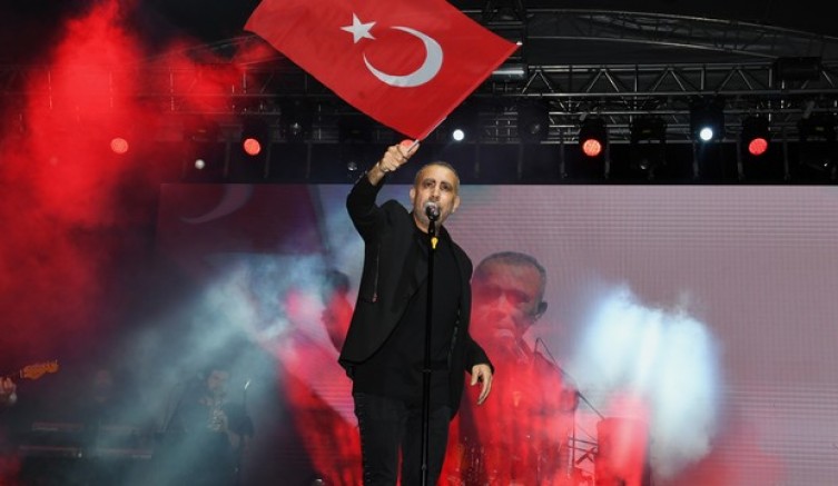 Haluk Levent söyledi, on binler eşlik etti