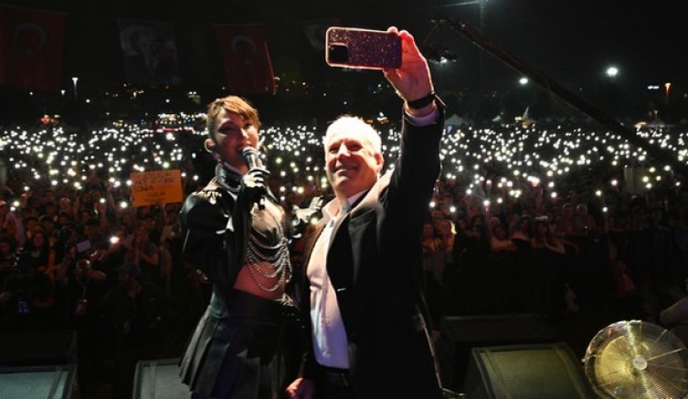 Hande Yener coşkusu