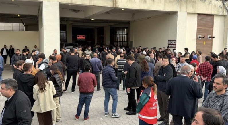 Hastane morgu önünde acı bekleyiş