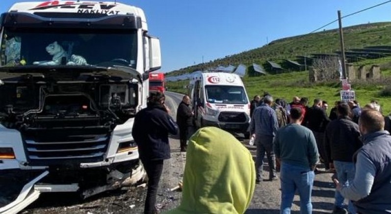 Hatalı sollama yapan otomobil kamyona çarptı