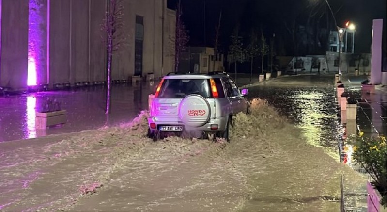 Hatay'da dolu yağışı yolları göle çevirdi