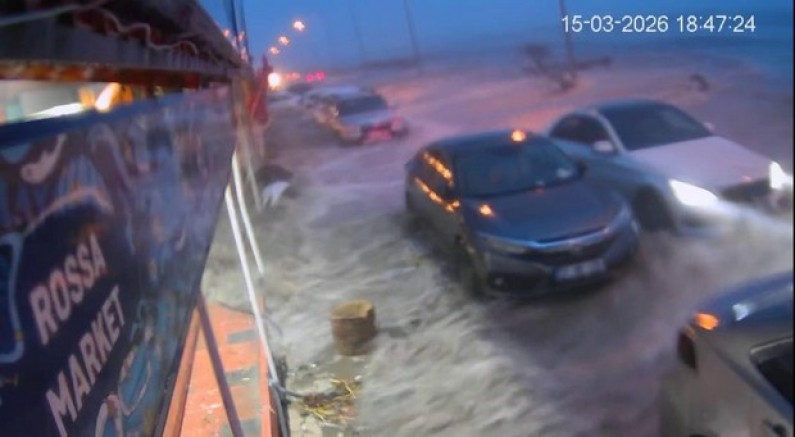 Hatay'da kuvvetli fırtınayla deniz taştı