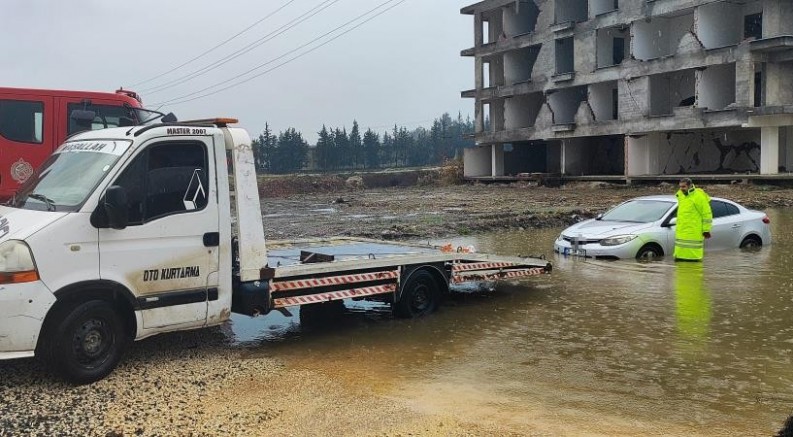 Hatay’da yağışla birlikte yollar göle döndü