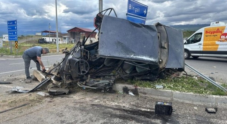 Hayvan yüklü kamyon otomobillere çaptı: 2 yaralı