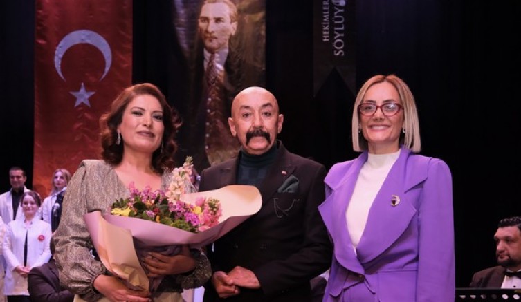 Hekimlerden beyaz önlükleriyle konser