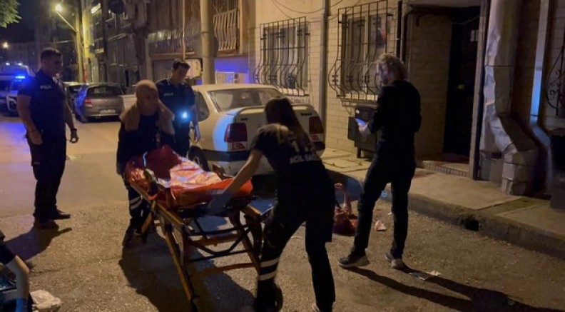 Hem kendini hem annesini bıçakladı