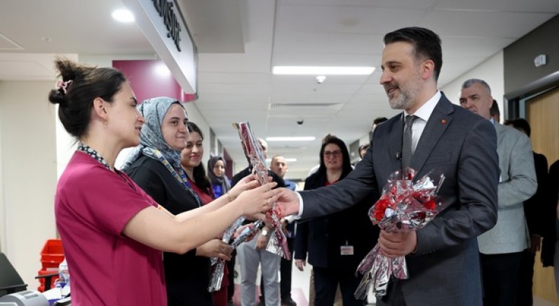 Hemşireler Günü'nde sağlık emekçilerine anlamlı ziyaret