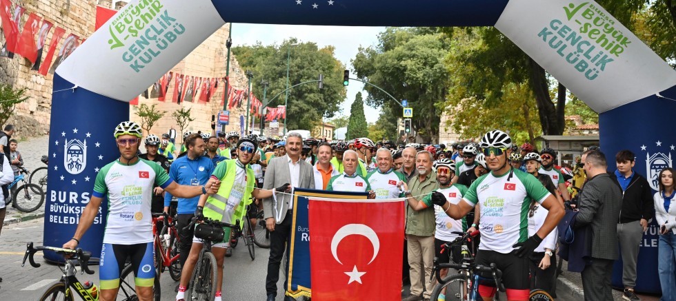 Heykel, çocuk sesleriyle şenlendi