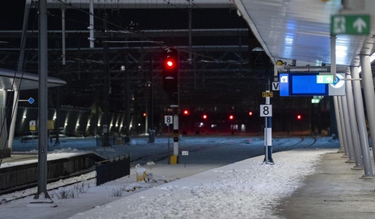 Hollanda'da kar yağışı tren seferlerini durdurdu
