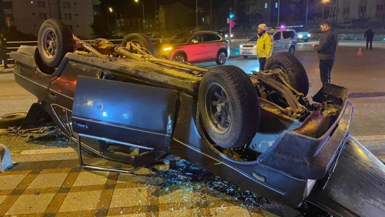 Hurdaya dönen araçtan yara almadan kurtuldu