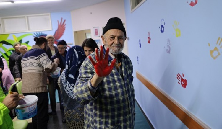 Huzurevi sakinleri duvarları tuvale dönüştürdü
