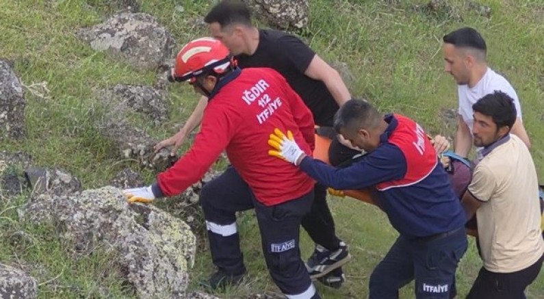 Iğdır'da otomobil uçuruma yuvarlandı: 4 yaralı