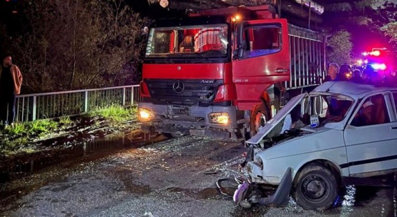 İki araç kafa kafaya çarpıştı: 2’si ağır 3 yaralı