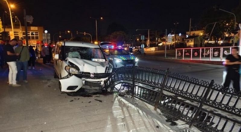 İki motosiklete çarpan sürücü ortalığı savaş alanına çevirdi: 1 ölü, 3 yaralı