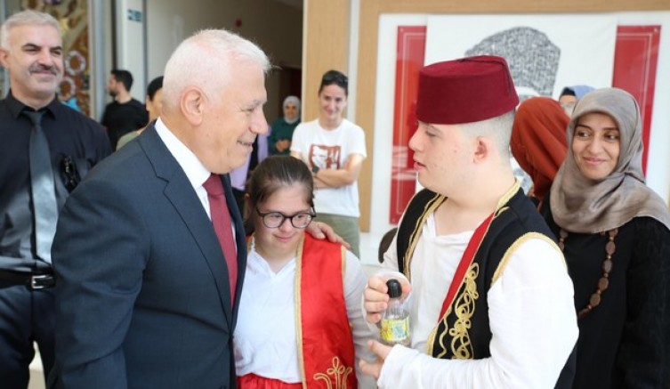 İlk gün Başkan öğrencilerin yanında