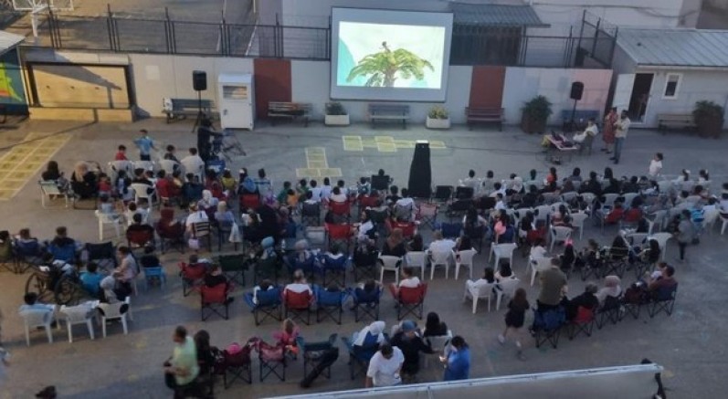 İlkokulda açık hava sinema keyfi