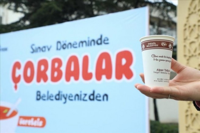 İnegöl Belediyesi her sabah öğrencilerin içini ısıtıyor