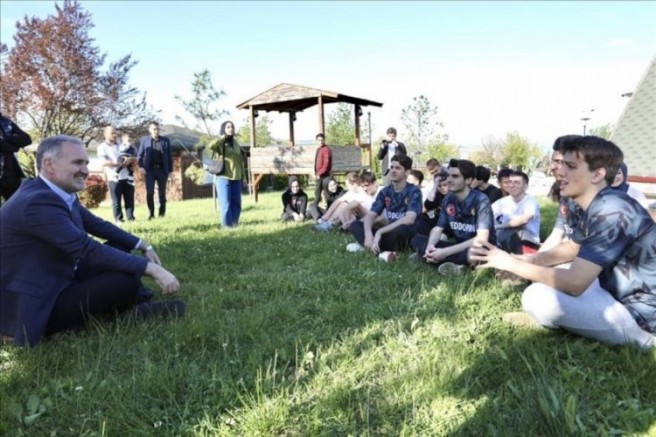İnegöl Belediyesi'nin gençlere eğitim yardımı sürüyor