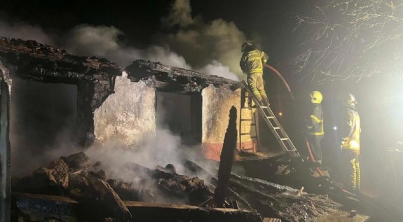 İnegöl'de 2 katlı ev alevlere teslim oldu