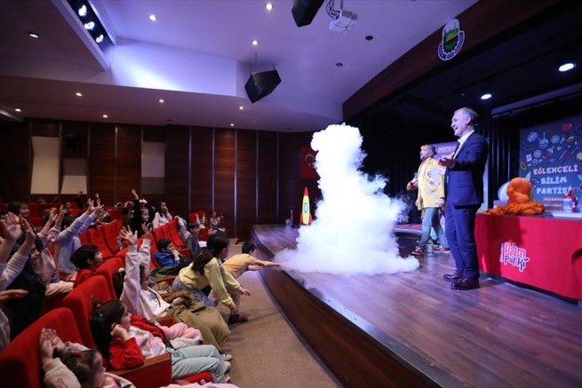 İnegöl'de çocuklar bilimi eğlenerek keşfediyor
