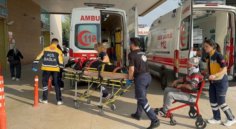 İnegöl'de iki araç çarpıştı: 3 kişi yaralandı