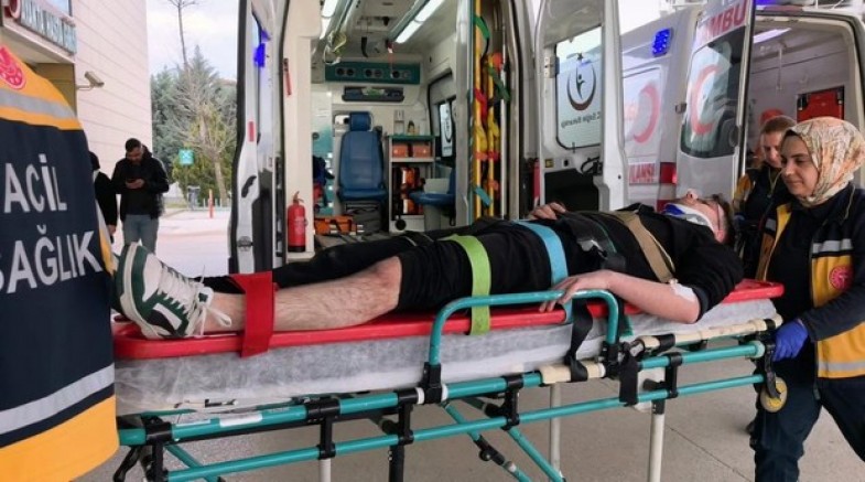 İnegöl'de iki otomobil çarpıştı: 2 yaralı