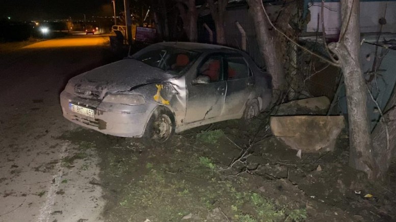 İnegöl'de kontrolden çıkan otomobil ağaca çarptı: 4 yaralı