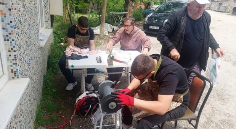 İnegöl'de öğrenciler kurbanlık bıçaklarını biledi