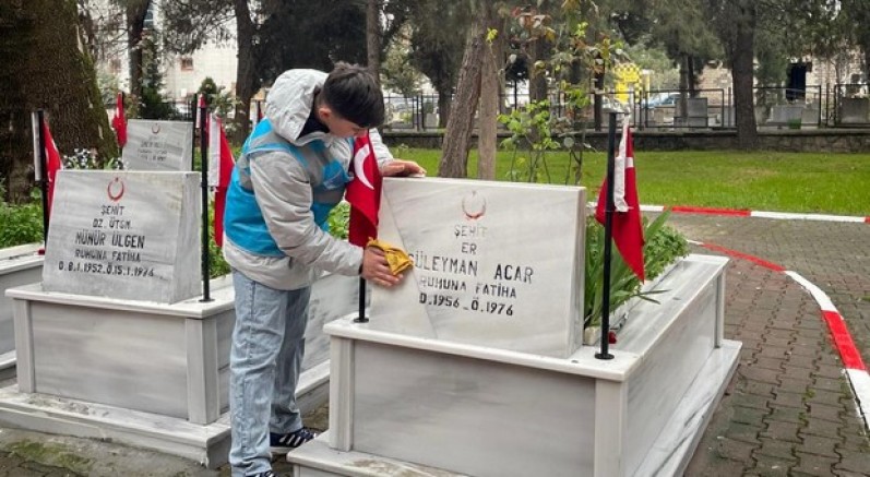 İnegöl'de öğrencilerden şehit kabirlerine bayram temizliği