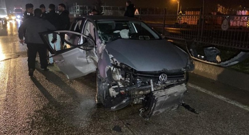 İnegöl'de otomobil bariyerlere çarptı: 2 yaralı