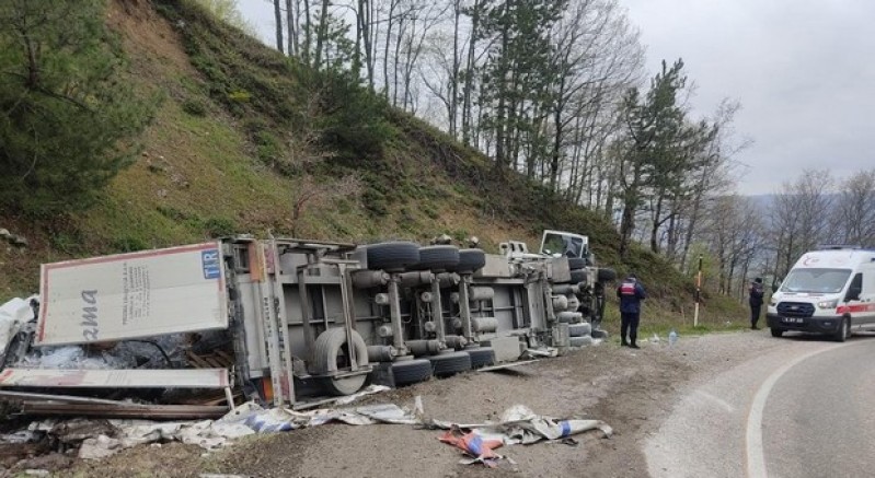 İnegöl'de su yüklü tır yamaca devrildi: 1 yaralı