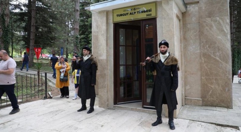 İnegöl Fatihi Turgut Alp kabri başında anıldı