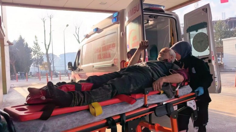 İnşaat demirlerinin altında kalan işçi yaralandı