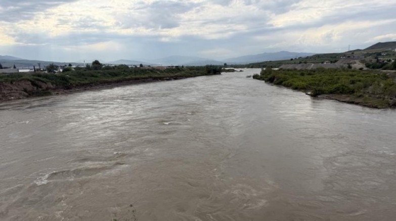 Irmağa giren 2 genç akıntıya kapılarak kayboldu