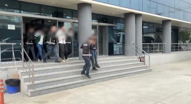 İş adamlarını ölümle tehdit edip çek imzalattılar