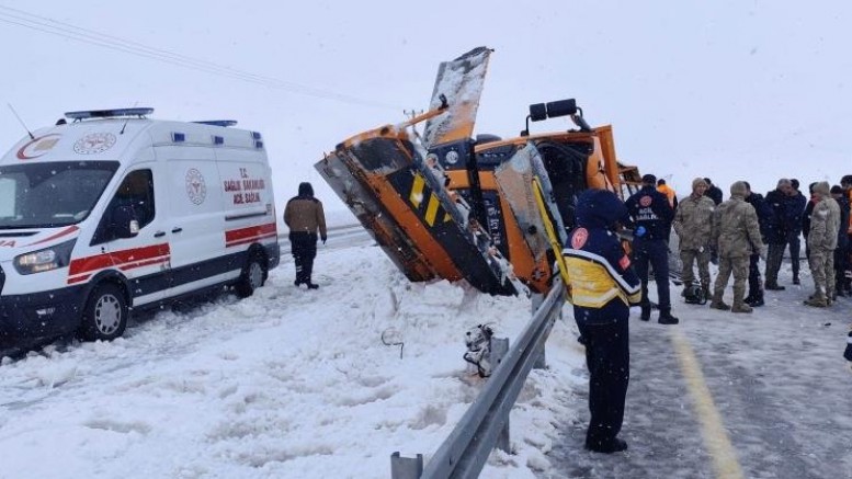 İş makinesi kaza yaptı: 1 ölü, 1 ağır yaralı