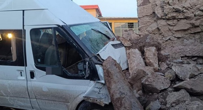 İşçi servisi bahçe duvarına çarptı: 2'si ağır 14 yaralı