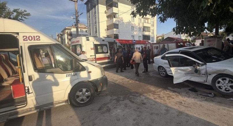 İşçi servisi ile otomobil çarpıştı: 5 yaralı