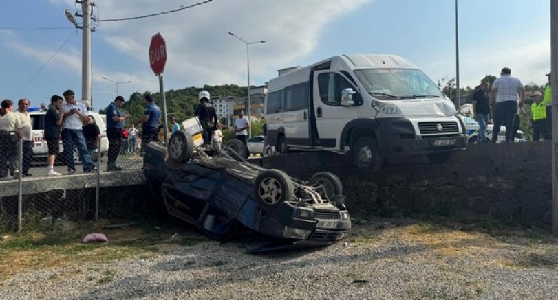 İşçi servisiyle çarpışan otomobil bahçeye uçtu: 3 yaralı