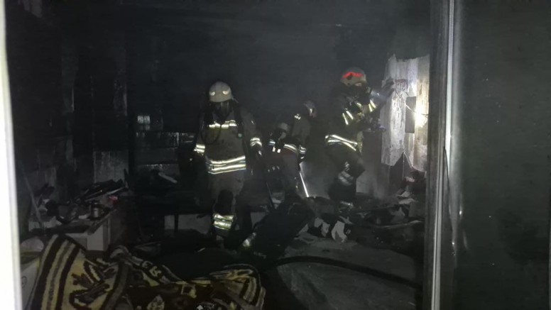 Isınmak için yaktığı ateş, yangına neden oldu