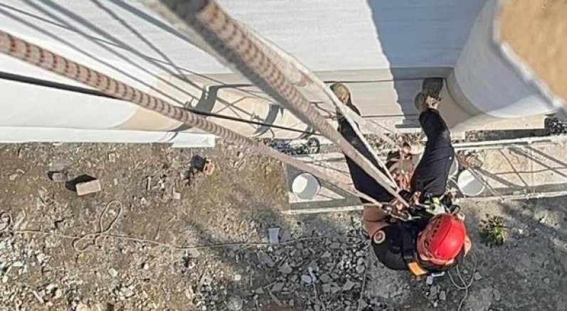 İskele düştü işçiler halatta asılı kaldı
